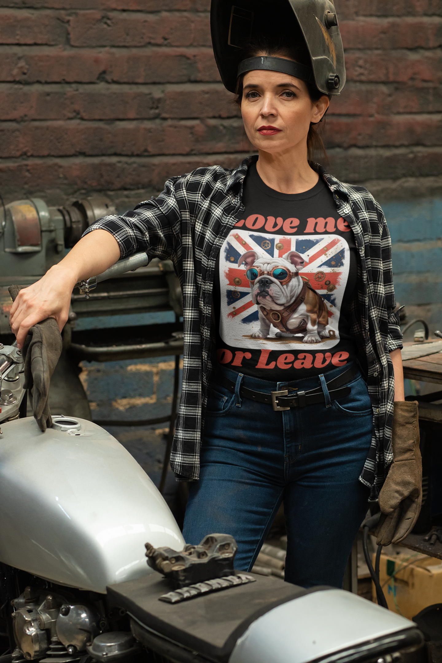Bulldog Love me or Leave Tee, Unisex T-Shirt for Patriots and Dog Lovers, Gifts for Pet Owners, Casual Everyday Wear, British Bulldogl Lover Gift