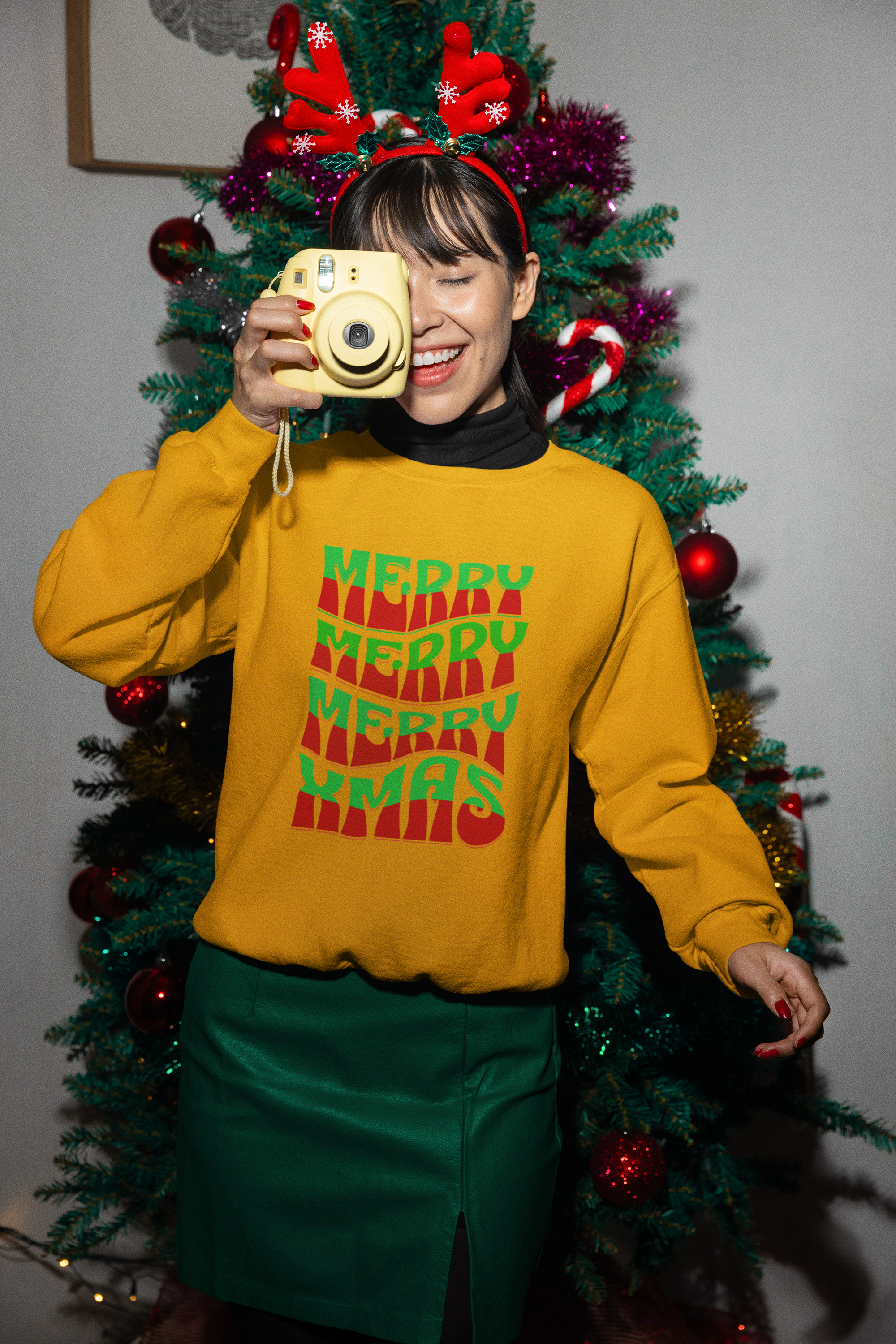 Christmas Crewneck Sweatshirt – Retro 'Merry Xmas' Red & Green Holiday Design